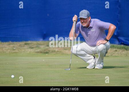 12 settembre 2021: Paul Stankowski di Flower Mound Texas allinea il suo putt sulla diciottesima buca durante l'ultimo round dell'Ascension Charity Classic tenuto al Norwood Hills Country Club di Jennings, MO Richard Ulreich/CSM Foto Stock