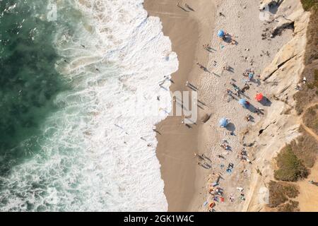 Vista dall'alto verso il basso del drone della gente sulla spiaggia Foto Stock