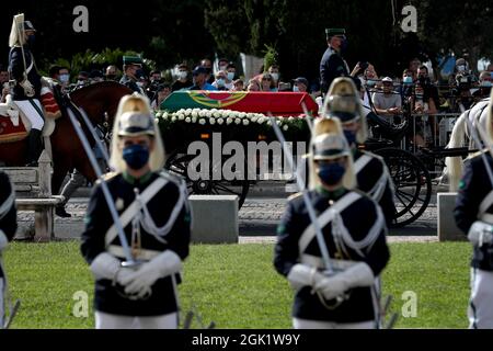 Lisbona, Portogallo. 12 settembre 2021. Una carrozza trainata da cavalli che porta la bara dell'ex presidente portoghese Jorge Sampaio arriva al monastero di Jeronimos a Lisbona, Portogallo, 12 settembre 2021. Credit: Petro Figuza/Xinhua/Alamy Live News Foto Stock