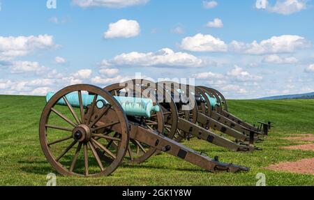 I cannoni della guerra civile si sono schierati in un campo all'Antietam National Battlefield di Sharpsburg, Maryland, USA Foto Stock