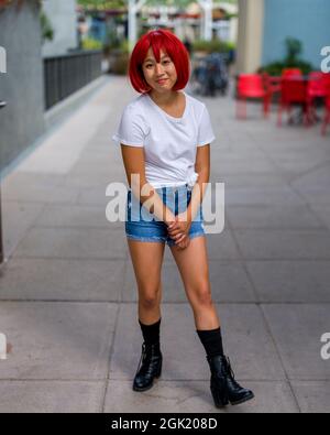 Red Blood Cell Cosplay attrice in piedi sul marciapiede | Asian Cosplay attrice Foto Stock