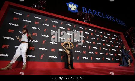 New York, Stati Uniti. 12 settembre 2021. Ashanti (centro) arriva sul tappeto rosso al 38° MTV Video Music Awards al Barclays Center di New York, domenica 12 settembre 2021. Foto di John Angelillo/UPI Credit: UPI/Alamy Live News Foto Stock