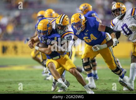 11 settembre 2021: Desmond Little (59) di LSU abbattere McNeese St. Quarto Cody Orgeron (8) di fronte al lineman Jack Zelezinski (64) durante l'azione di gioco di calcio NCAA tra i Cowboys della McNeese state University e le Tigers LSU al Tiger Stadium di Baton Rouge, LOUISIANA. Jonathan Mailhes/CSM Foto Stock