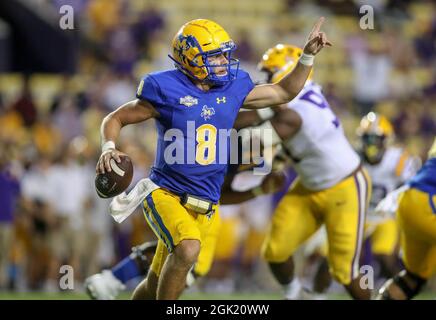 11 settembre 2021: McNeese St. Quartterback Cody Orgeron (8) punti a un campo di ricevitore giù durante l'azione di gioco di calcio NCAA tra i cowboys della McNeese state University e le Tigers LSU al Tiger Stadium a Baton Rouge, LOUISIANA. Jonathan Mailhes/CSM Foto Stock