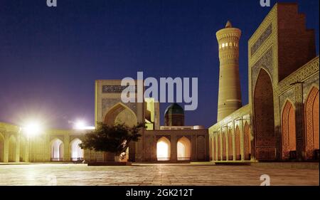 Vista notturna della moschea e minareto di Kalon - Bukhara - Uzbekistan Foto Stock