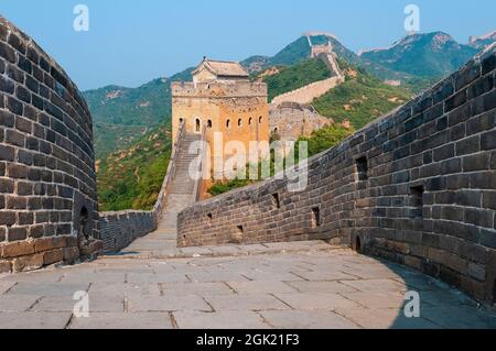 Jinshanling Grande Muraglia al tramonto vicino Pechino, Cina. Foto Stock