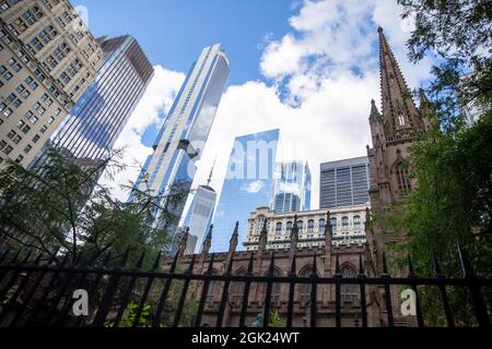 Prima del 9/11, le torri originali del World Trade Center potevano essere viste dal Trinity Church Cemetery a Lower Manhattan. Foto Stock