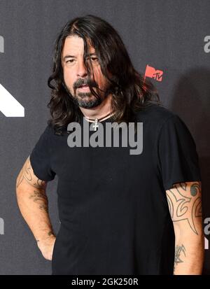 New York, Stati Uniti. 12 settembre 2021. Dave Grohl dei Foo Fighters partecipa ai 2021 MTV Video Music Awards al Barclays Center il 12 settembre 2021 nel quartiere Brooklyn di New York. Foto: Jeremy Smith/imageSPACE/Sipa USA Credit: Sipa USA/Alamy Live News Foto Stock