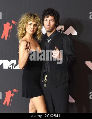 New York, Stati Uniti. 12 settembre 2021. Debby Ryan, Josh Dun partecipa ai 2021 MTV Video Music Awards al Barclays Center il 12 settembre 2021 nel quartiere Brooklyn di New York. Foto: Jeremy Smith/imageSPACE/Sipa USA Credit: Sipa USA/Alamy Live News Foto Stock