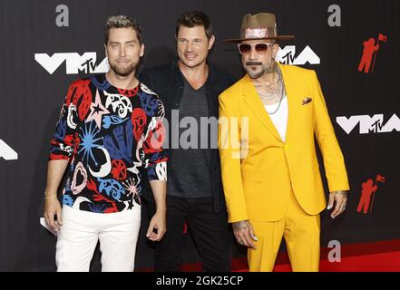 New York, Stati Uniti. 12 settembre 2021. Il cantante Nick Lachey (centro) arriva sul tappeto rosso con Backstreet Boys' AJ McLean (a destra) e Lance Bass al 38° MTV Video Music Awards annuale al Barclays Center di New York City domenica 12 settembre 2021. Foto di John Angelillo/UPI Credit: UPI/Alamy Live News Foto Stock