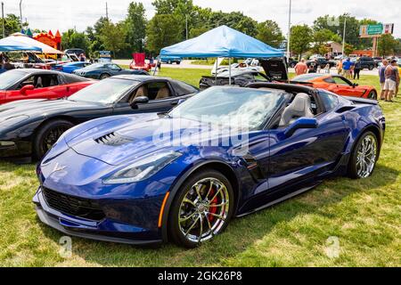 Una Chevrolet Corvette Grand Sport coupé blu in mostra ad una mostra di auto a Fort Wayne, Indiana, Stati Uniti. Foto Stock