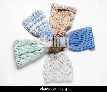 Cappelli caldi diversi su sfondo bianco Foto Stock