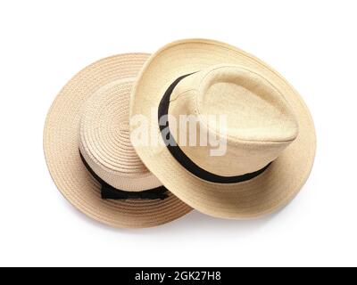 Eleganti cappelli in paglia su sfondo bianco Foto Stock