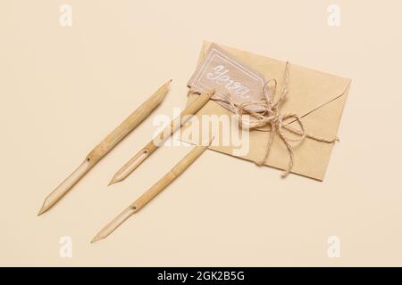 Busta con il nome YEVA e pennarello su sfondo beige Foto Stock