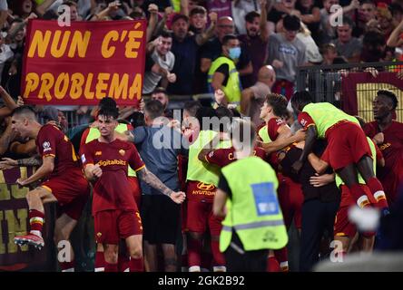 Roma, Italia. 12 settembre 2021. I calciatori di Roma celebrano nel corso di una partita di calcio tra Roma e Sassuolo a Roma il 12 settembre 2021. Credit: Jin Mamengni/Xinhua/Alamy Live News Foto Stock