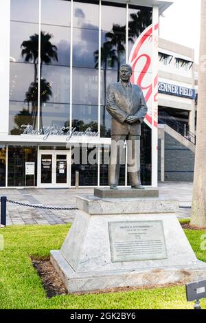 Tampa, FL - 10 settembre 2021: Statua di George M. Steinbrenner di fronte allo stadio Foto Stock