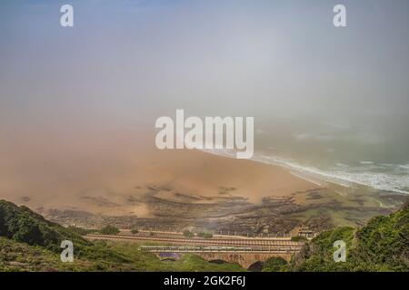 La vista della spiaggia del fiume Kaaiman con ponte ferroviario durante la mattinata di nebbia al Wilderness nella Garden Route di Western Cape, Sud Africa. Foto Stock