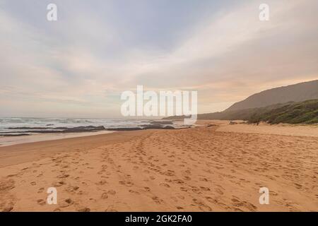 Vista durante la serata nuvolosa della Nature Valley Beach, che fa parte del Parco Nazionale Tsitsikama lungo la Garden Route in Western Cape, Sud Africa. Foto Stock