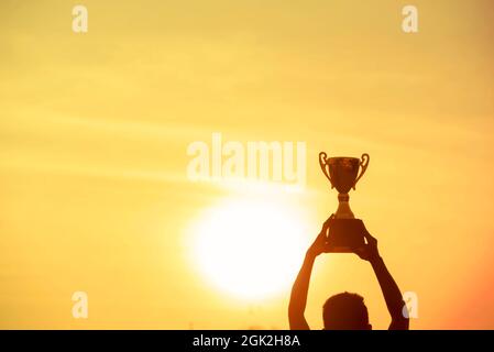 Trofeo Sport Silhouette vincitore del premio Best MAN Winner Award per la sfida professionale. Vincitore del premio sport premio premio premio del campione della coppa Golden Trophy pri Foto Stock