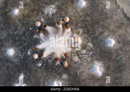 Bel campo di sale nella provincia di Khanh Hoa nel Vietnam centrale Foto Stock