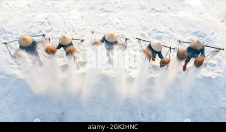 Bel campo di sale nella provincia di Khanh Hoa nel Vietnam centrale Foto Stock