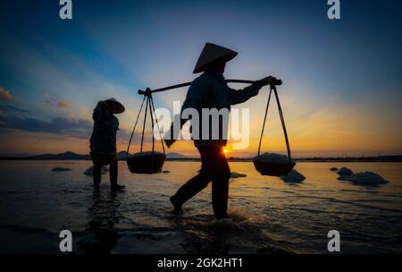 Bel campo di sale nella provincia di Khanh Hoa nel Vietnam centrale Foto Stock