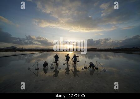 Bel campo di sale nella provincia di Khanh Hoa nel Vietnam centrale Foto Stock