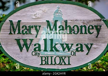 Una targa designa una sezione di Rue Magnolia come Mary Mahoney Walkway, 5 settembre 2021, a Biloxi, Mississippi. Foto Stock