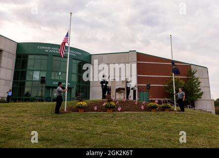 BLOOMINGTON, INDIANA - SETTEMBRE 11: Gli EMT pubblicano i colori durante il 20° anniversario della cerimonia commemorativa dell'attacco dell'11 Settembre il 11 SETTEMBRE 2021 all'Ivy Tech di Bloomington, Indiana. Venti anni fa i terroristi hanno attaccato gli Stati Uniti il 11 settembre 2001 uccidendo oltre 2000 persone al World Trade Center di New York, New York, e iniziando una guerra con gli Stati Uniti che continua. Foto Stock