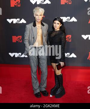 New York, Stati Uniti. 13 settembre 2021. Jaden Hossler e Nessa Barrett arrivano sul tappeto rosso al 38° MTV Video Music Awards annuale al Barclays Center di New York, domenica 12 settembre 2021. Foto di John Angelillo/UPI Credit: UPI/Alamy Live News Foto Stock