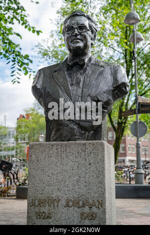 Amsterdam Paesi Bassi - Agosto 20 2017; busto di Johnny Jordaan, musicista, eretto nel Centro Culturale della città. Foto Stock