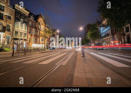 Amsterdam-Olanda - Agosto 21 2017; notte in città, luci, segnaletica stradale e ruscelli a luci rosse dal traffico di passaggio Foto Stock