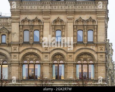 Frammento della facciata di un edificio con finestre del 19 ° secolo in stile classicismo. Mosca, Russia, GRANDI magazzini GUM Foto Stock