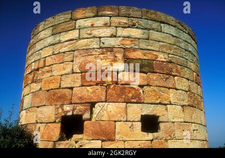 FRANCIA. AUDE (11) L'ABBAZIA DI FONFROIDE, TORRE DI GUARDIA CHE DOMINA L'ABBAZIA Foto Stock