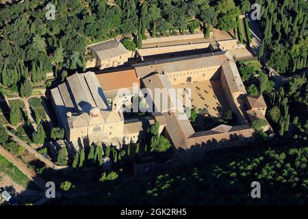 FRANCIA. AUDE (11) L'ABBAZIA DI FONFROIDE, IN STILE GOTICO, DOVE IL LEGATO PAPALE SONO STATI UCCISI DAI CATARI. VISTA AEREA Foto Stock