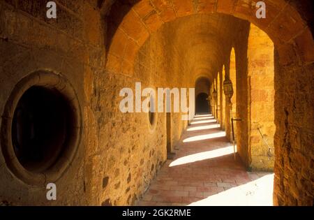 FRANCIA. AUDE (11) L'ABBATO FONFROIDE, IN STILE GOTICO, DOVE IL LEGATO PAPALE SONO STATI UCCISI DAI CATARI. LA PASSEGGIATA. Foto Stock