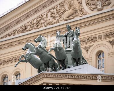 Quadriga scultura di Apollo sulla costruzione del Teatro Bolshoi a Mosca, scultura di carri sulla facciata della costruzione del Bolshoi thea Foto Stock