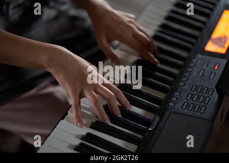 Le mani del musicista sul sintetizzatore. Immagine ritagliata di una persona che riproduce un sintetizzatore. Vista dall'alto. Foto di alta qualità Foto Stock