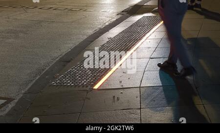 Pedonale linea a luci rosse Orchard Road Singapore di notte Foto Stock