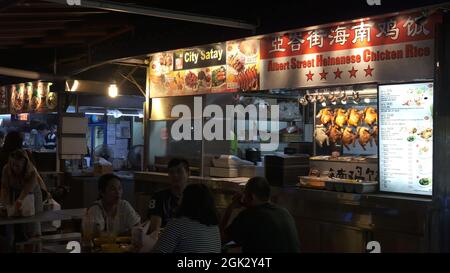 Food Court in Orchard Road Singapore di notte Foto Stock