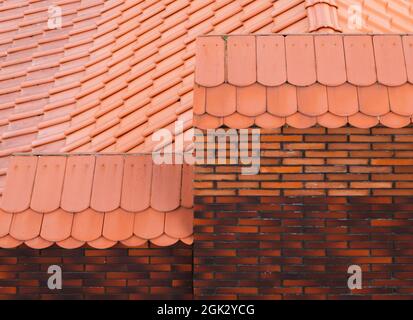 Tegole rosse e muri in mattoni, foto di sfondo architettonico Foto Stock