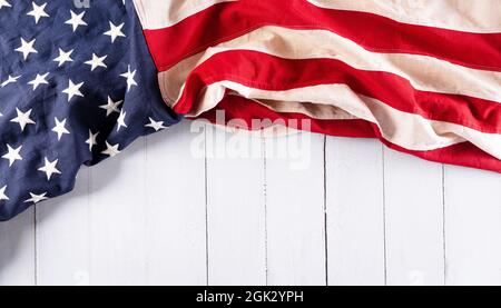 Happy Independence Day: 4 luglio, bandiera americana su sfondo bianco in legno Foto Stock