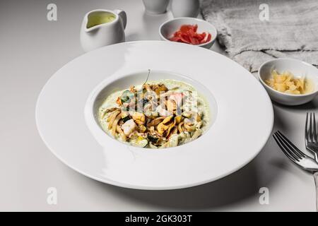 Pasta con frutti di mare. Spaghetti italiani tradizionali con gamberi, cozze e calamari con salsa piccante. Cucina Mediterranea. Spazio di copia Foto Stock