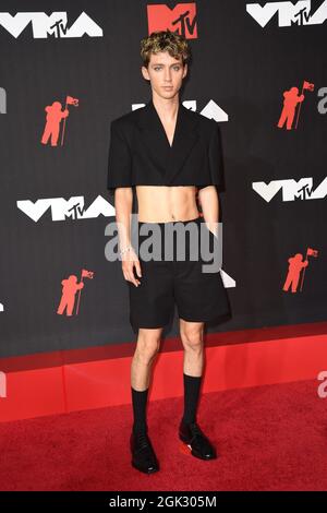 Brooklyn, NY, USA. 12 settembre 2021. Troye Sivan agli arrivi dei MTV Video Music Awards (VMA) 2021, Barclays Center, Brooklyn, NY 12 settembre 2021. Foto di: Kristin Callahan/Everett Collection Credit: Everett Collection Inc/Alamy Live News Foto Stock