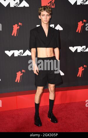 Brooklyn, NY, USA. 12 settembre 2021. Troye Sivan agli arrivi dei MTV Video Music Awards (VMA) 2021, Barclays Center, Brooklyn, NY 12 settembre 2021. Foto di: Kristin Callahan/Everett Collection Credit: Everett Collection Inc/Alamy Live News Foto Stock