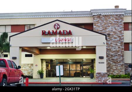 Houston, Texas-USA 04-01-2020: Facciata del motel Ramada Lounge a Houston, Texas. Una catena alberghiera multinazionale che opera in oltre 60 paesi, ad esempio nel 1953. Foto Stock