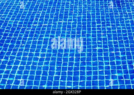 Piscina superficie texture close up vista dall'alto, sfondo blu acqua, ondulazione caustica, piscina fondo piastrellato sfondo, mare spiaggia vacanze estive Foto Stock