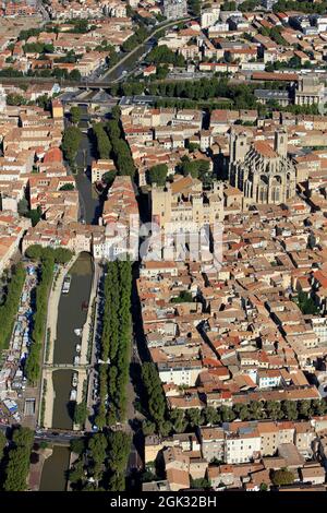 FRANCIA (AUDE) NARBONNE, IL CENTRO STORICO. IL CANALE E IL MERCATO. LA CATTEDRALE SAINT JUST E IL PALAIS DES ARCHEVEQUES. VISTA AEREA Foto Stock