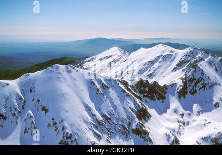 Francia. Pirenei Orientali (66) Cerdanya. Veduta aerea del monte Canigou, da ovest a est. Sullo sfondo, le montagne Alberes Foto Stock