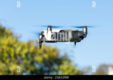 Volo del drone nel cielo in un parco di tiro Foto Stock